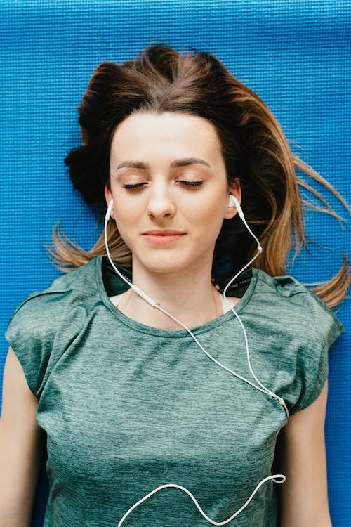 tecniche di consapevolezza e meditazione per principianti: donna che ascolta musica in cuffia