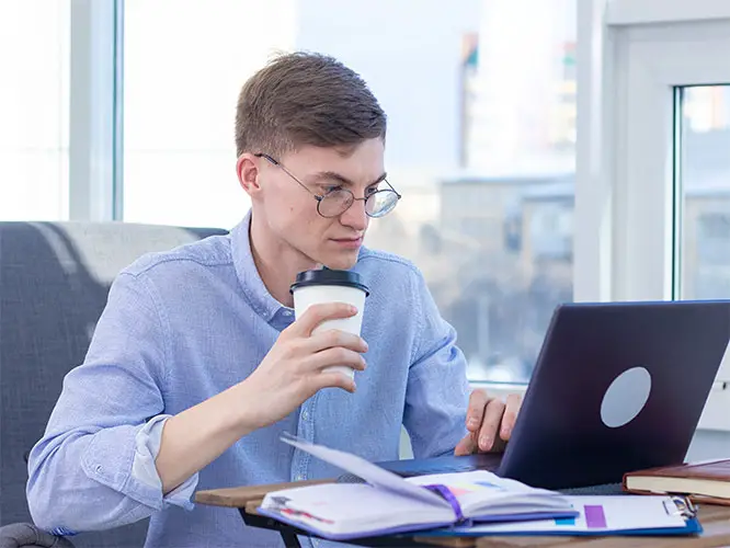 un uomo con gli occhiali davanti a un computer portatile